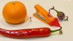 Kreatif! Desainer Ini Rangkai Miniatur Orang dan Makanan sebagai Karya Fotonya