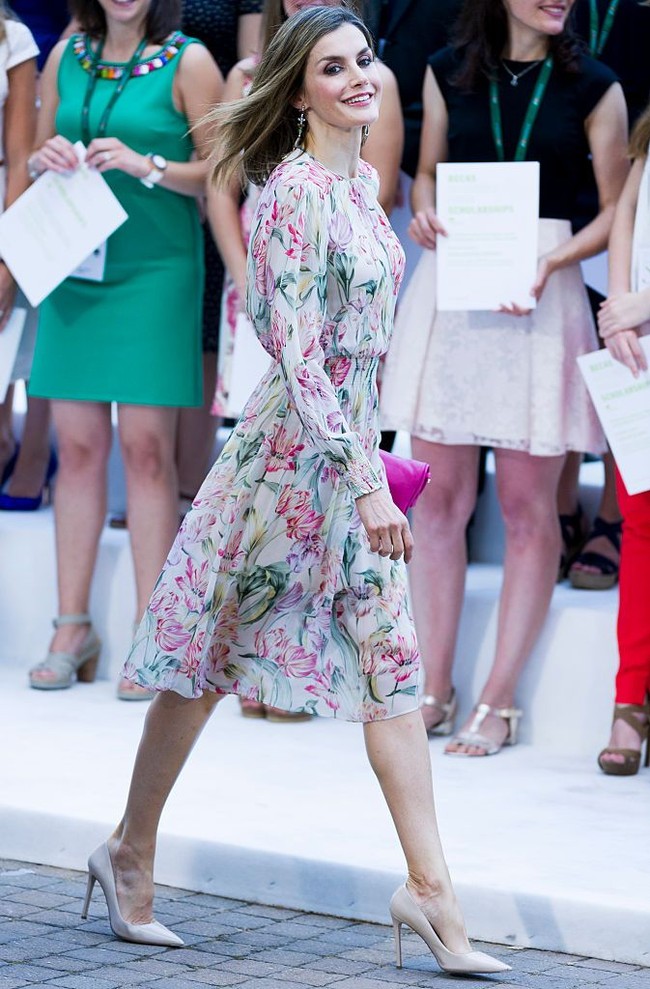 Ratu Letizia dari Spanyol, seperti dikutip Bright Side adalah contoh Cinderella modern. Dia menjadi ratu bukan karena keturunan kerajaan. Kecantikan dan kecerdasannya memikat Pangeran Felipe yang kini telah menyandang gelar Raja Spanyol. Dia bertemu dengan sang pangeran saat tengah meliput tentang tumpahnya minyak pada 2002. Setelah setahun pacaran keduanya bertunangan dan menikah pada 2004. Dalam catatan sejarah Spanyol, Letizia menjadi wanita non bangsawan pertama yang menjadi ratu. Foto: Getty Images