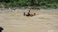 Uang itu akan dibelikan tali baja untuk membentangkan jembatan dari ujung ke ujung. Harapannya, siswa SD dan warga sekitar bisa jalan di atas jembatan dan tak perlu bertaruh nyawa untuk pergi ke sekolah.