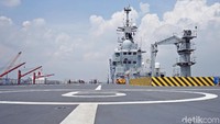 Salah satu fasilitas yang ada di kapal perang itu adalah landasan helikopter.