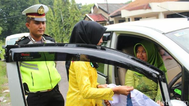 Saat Polisi Mencari 'Kartini' di Jalan Raya