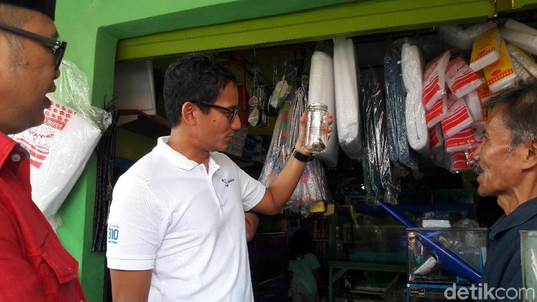 Saat Sandiaga Beli Ikan Cupang untuk Putranya Sulaiman Saat Sandiaga Beli Ikan Cupang untuk Putranya Sulaiman