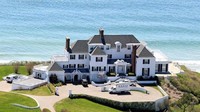Penyanyi Taylor Swift punya rumah di Rhode Island seharga US$ 17,75. Siapa yang tak ingin punya rumah di tepi laut seperti ini? Foto: The Richest
