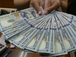 Dolar AS Ngamuk, Ada Orang Jual Cari Untung