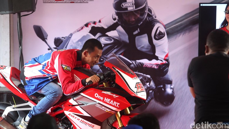 Wawan Hermawan Berbagi Tips Ngebut Aman ke Ratusan Bikers CBR. Foto: Ari Saputra Wawan Hermawan Berbagi Tips Ngebut Aman ke Ratusan Bikers CBR. Foto: Ari Saputra