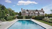 Ini rumah si cantik Jennifer Lopez yang letaknya ada di Water Mill, New York, salah satu kawasan termahal di Amerika Serikat. Rumah ini berdiri di atas lahan seluas 3 hektar yang dilengkapi 8 kamar tidur./Foto: The Richest