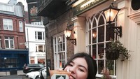 Ini bukti lain kalau Shaloom suka crepe. Strawberry crepe yang manis dilahap oleh gadis manis, pas banget ya? Foto: Instagram sharazaaa