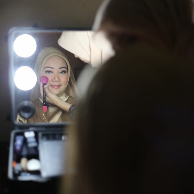 Busana yang dikenakan Atalia merupakan salah satu koleksi Rya Baraba bertema Andakara, terinspirasi dari warna tanah yang membumi. Foto: Instagram/@ataliapr