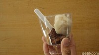 Berbeda denga. Apple oh  Apple dan Black and White. Yang ini adalah Childhood yg dipadukan dengan banana bread, caramel andaliman dan shorbet wedang ronde. Unik! Foto: dok. detikFood