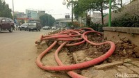 Foto: Pantauan detikcom, Minggu (22/4/2018), terlihat kondisi jalanan dan trotoar masih dipenuhi tanah bekas galian.  Raja Adil Siregar-detikcom
