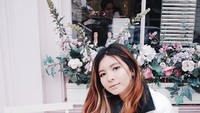 Mampir ke Peggy Porschen Cakes, Shaloom menikmati cupcake dan latte di sini. Rekomendasinya adalah banoffee cupcake yang kata Shaloom paling enak dari yang pernah ia coba. Foto: Instagram sharazaaa