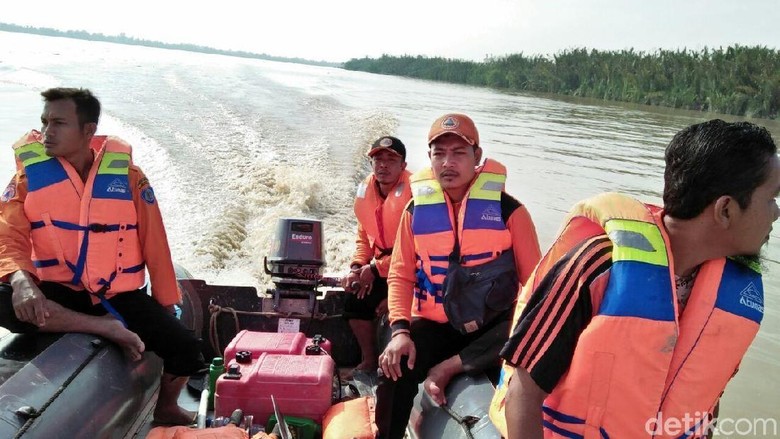Kapal Kapolres Labuhanbatu Tenggelam, Wakapolres Masih Dicari Kapal Kapolres Labuhanbatu Tenggelam, Wakapolres Masih Dicari