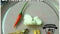 Menu Sarapan di Tanggal Tua. Ada sejumput nasi, satu buah cabai, 2 ekor ikan teri mungil dan dua iris tempe goreng. Duh, mini banget ya porsinya! Foto: Istimewa