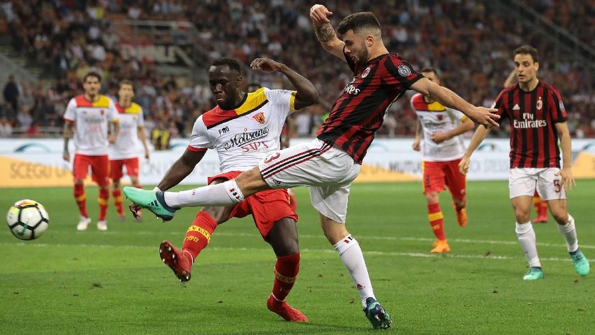 AC Milan kalah 0-1 atas Benevento di San Siro, Minggu (22/4/2018) dini hari WIB. (Foto: Emilio Andreoli/Getty Images)