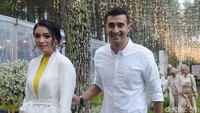 Mereka tiba usai hujan deras yang mengguyur area tersebut sehingga jalanan agak berlumpur. Pool/Noel/detikFoto.