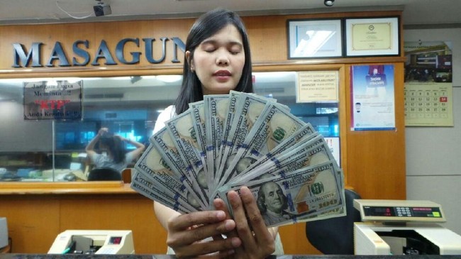 Rupiah Keok, Dolar AS Nyaris Rp 14.000