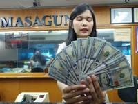 Rupiah Keok, Dolar AS Nyaris Rp 14.000