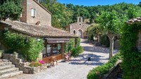 Tampaknya ini bukan hanya rumah, tapi sebuah desa kecil punya Johnny Depp. Luasnya saja sampai 37 hektar di Plan De La Tour, Prancis. Foto: The Richest