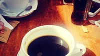 Kali ini ia mengunggah foto secangkir kopi. Ternyata Musisi berusia 24 tahun ini juga doyan ngopi! Ia sepertinya lebih menyukai kopi pekat daripada espresso yang sudah dicampur dengan susu. Foto: Instagram @harrystyles