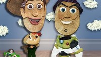 Saking detilnya, Anda dijamin tidak percaya kalau sosok Andy dan Buzz ini terbuat dari roti. Sayang juga, ya, memakan roti dengan bentuk dua tokoh utama film kartun berjudul Toys Strory ini. Foto: Instagram @year_of_the_sandwich