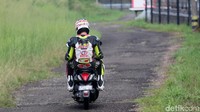 Pebalap yang terjatuh dijemput untuk kemudian diantar keluar sirkuit menuju paddock.