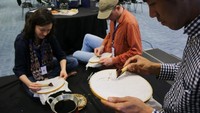 “Meski prosesnya cukup rumit, apalagi hampir semua peserta baru pertama kali mengenal teknik batik, tapi banyak yang langsung luwes juga,” puji Adita Ningsih alias Dita. (Foto: Dok. KBRI London)