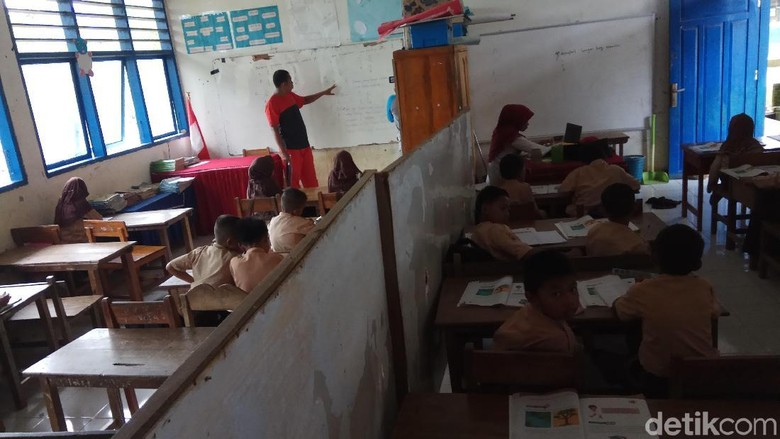 Kisah Umar Bakri: Ke Sekolah Renangi Sungai, di Kelas Berhimpitan Kisah Umar Bakri: Ke Sekolah Renangi Sungai, di Kelas Berhimpitan