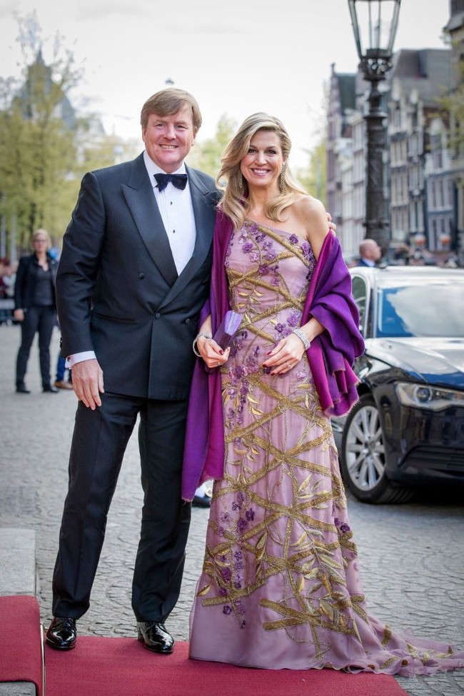 Ratu Maxima yang kini menjadi Ratu Belanda bukan berasal dari Negeri Kincir Angin tersebut. Dia lahir di Buenos Aires dengan nama Máxima Zorreguieta Cerruti. Sebelum menikah dengan Raja Willem-Alexander, Maxima menghabiskan masa sekolahnya di Buenos Aires lalu bekerja di New York City hingga Brussels. Maxima bertemu dengan Willem-Alexander di Sevilla, Spanyol pada 1999. Saat perkenalan pertama, Willem-Alexander tidak langsung memperkenalkan dirinya sebagai pangeran dari Belanda. Kemudian saat Willem mengaku kalau ia adalah Prince of Orange, Maxima pun kaget dan mengira kalau hal itu hanyalah candaan. Hingga keduanya menikah pada 2002 dan kini memiliki 3 anak. Foto: Getty Images