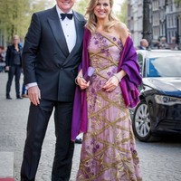 Ratu Maxima yang kini menjadi Ratu Belanda bukan berasal dari Negeri Kincir Angin tersebut. Dia lahir di Buenos Aires dengan nama Máxima Zorreguieta Cerruti. Sebelum menikah dengan Raja Willem-Alexander, Maxima menghabiskan masa sekolahnya di Buenos Aires lalu bekerja di New York City hingga Brussels. Maxima bertemu dengan Willem-Alexander di Sevilla, Spanyol pada 1999. Saat perkenalan pertama, Willem-Alexander tidak langsung memperkenalkan dirinya sebagai pangeran dari Belanda. Kemudian saat Willem mengaku kalau ia adalah Prince of Orange, Maxima pun kaget dan mengira kalau hal itu hanyalah candaan. Hingga keduanya menikah pada 2002 dan kini memiliki 3 anak. Foto: Getty Images
