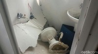 Kapal itu bertolak ke Kepulauan Seribu dari dermaga 22 Marina Ancol pada Sabtu (21/4) kemarin. Foto: bagian toilet yang rusak/Istimewa