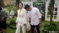 Ali pun terlihat menjaga dan memerhatikan kenyamanan Citra Kirana. Pool/Noel/detikFoto.