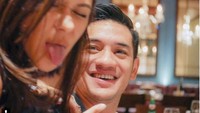 Kemesraan keduanya memang banyak membuat netizen iri. Saat Nana berulang tahun, Andrew pun memberikannya pesta kejutan dengan mendatangkan teman dan kerabat dekatnya. Foto: Keluarga Nana Mirdad (Instagram)
