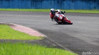 Beberapa kali peserta terjatuh saat menikung.