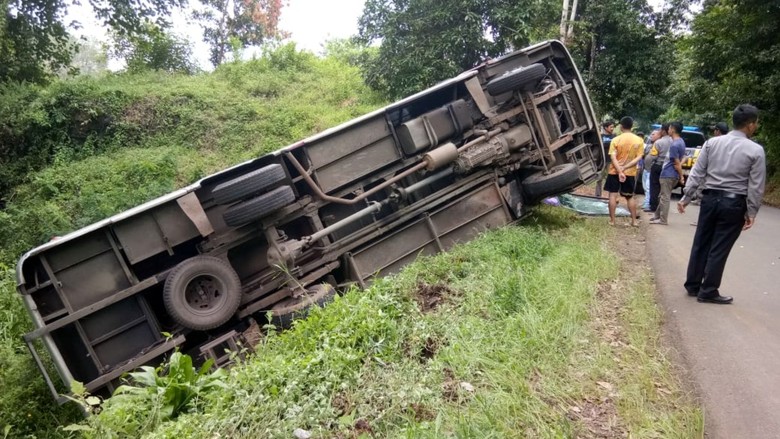 Bus IPB Terguling di Sukabumi, Penumpang Selamat Bus IPB Terguling di Sukabumi, Penumpang Selamat