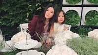 Terpisah jarak, bukan berarti Shaloom dan adiknya London tak kompak. Ini pose keduanya saat ingin menikmati jamuan makan di pesta kebun. Foto: Instagram sharazaaa