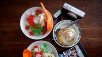 Mampir ke sini siang hari? Jangan khawatir untuk mencicip sajian segar seperti es ketan duren yang menyegarkan! Foto: Instagram @angkringangadjahyk