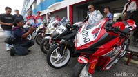 Sementara di paddock, para bikers ini tengah memanaskan, handling, maupun melakukan test drive dengan sangat antusias. Sebelum melakukan balapan, para bikers akan mengikuti sesi coaching clinic dari pembalap nasional Wawan Hermawan.