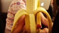 Wajah pisang, tulis Harry. Saat sedang memakan sebuah pisang, ia malah memotret salah satu temannya. Walau temannya sedang berpose, Harry malah meletakan pisang yang ia makan dihadapan temannya itu. Jadi nggak kelihatan deh mukanya. Jahil banget, sih! Foto: Instagram @harrystyles