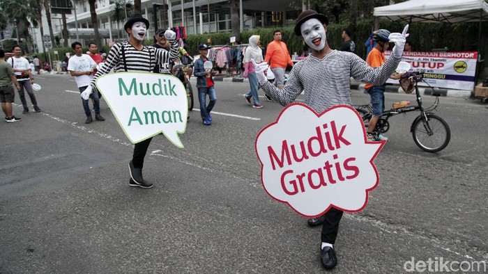 BUMN dan Kemenhub menggelar promosi mudik gratis di kawasan CFD, Jakarta dengan penampilan slapstick ala Charle Chaplin.