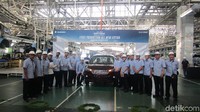 Ini dia tampang produksi Ertiga terbaru pertama yang dibuat di pabrik Cikarang. Foto: Suzuki