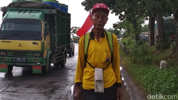 Kakek Pensiunan Polisi Jalan Kaki dari Surabaya ke Jakarta