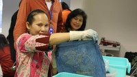 Berdasarkan keterangan dari pihak KBRI London, Sabtu (21/4/2018), pengrajin batik asal Madura, Siti Maimona dan Adita Ningsih, memperkenalkan tentang batik kepada para peserta. (Foto: Dok. KBRI London)