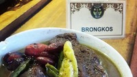 Selain camilan dan sate. Ada juga lho menu khas Jawa yang mengenyangkan yaitu brongkos. Foto: Instagram @angkringangadjahyk