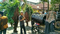 Pentas bebegig diiringi musik tradisional gamelan dan bedug. Mereka berjalan menempuh jarak beberapa ratus meter hingga kilometer. Padahal bebegig ini cukup berat, tapi bagi pelakon yang biasa memakainya justru menyebut ringan. (Foto: Dadang Hermansyah/detikcom).