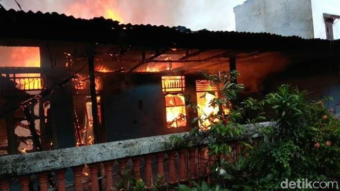 Damkar Padamkan Kebakaran Permukiman Padat di Makassar