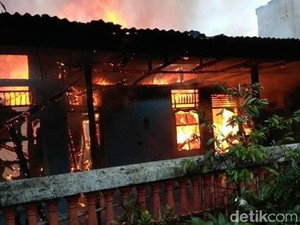 Damkar Padamkan Kebakaran Permukiman Padat di Makassar