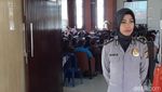 Potret Polwan Berhijab di Ambon Amankan Ibadah di Gereja