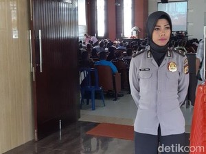 Polwan Berhijab di Maluku Amankan Ibadah di 7 Gereja