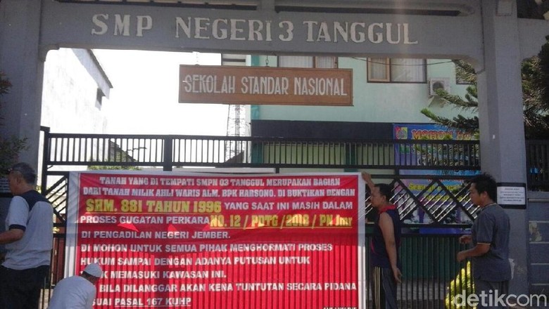 Klaim Ahli Waris, Empat Warga Segel Gedung SMP di Jember Klaim Ahli Waris, Empat Warga Segel Gedung SMP di Jember