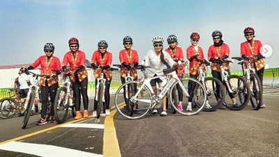 Unik-unik Olahraga di Hari Kartini, Ada yang Gowes Pakai Kebaya Lho